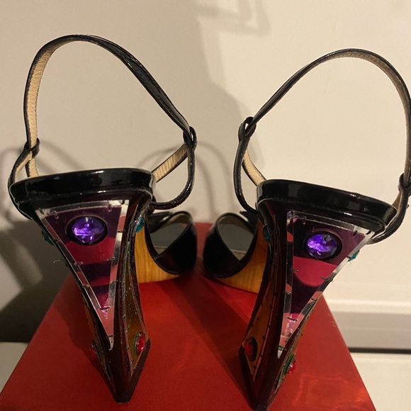 Vintage YSL Patent Leather Jeweled T strap sandals in a size 41. - Picture 4 of 12